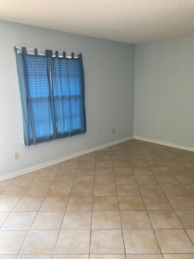 Building Photo - Spacious 1 Bedroom