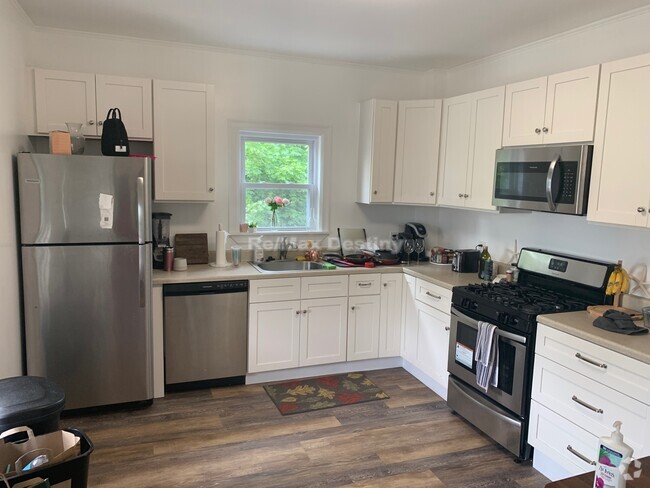 Building Photo - 5 Day St