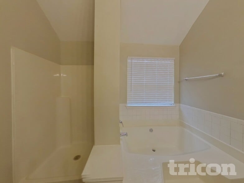 Building Photo - 5950 el Segundo Way