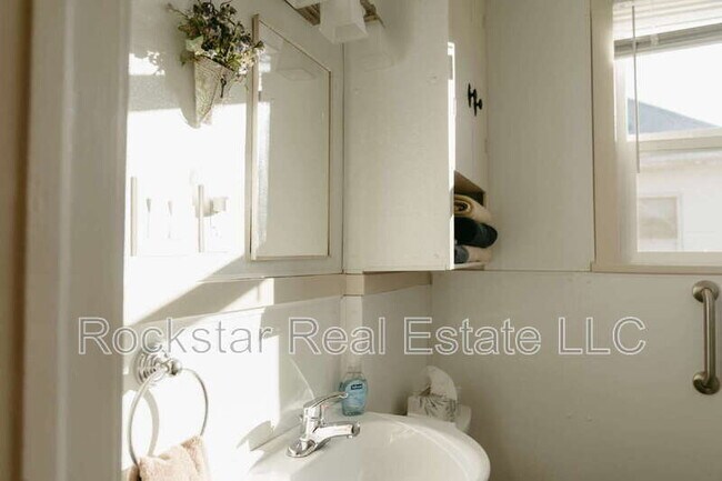 Building Photo - 1307 W Cleveland Ave