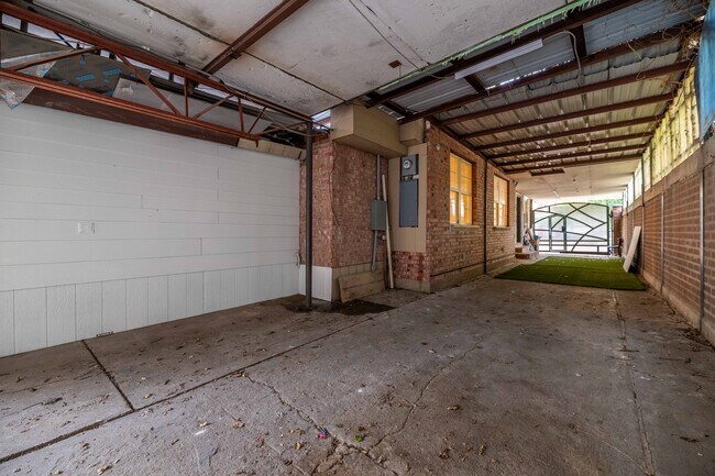 COVERED PARKING - 606 W Pembroke Ave