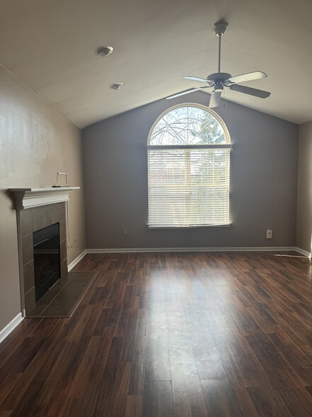 Building Photo - 15284 Yale Dr