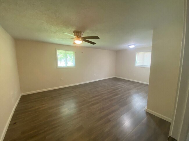 Building Photo - Large Brick Home with 2 Living spaces!