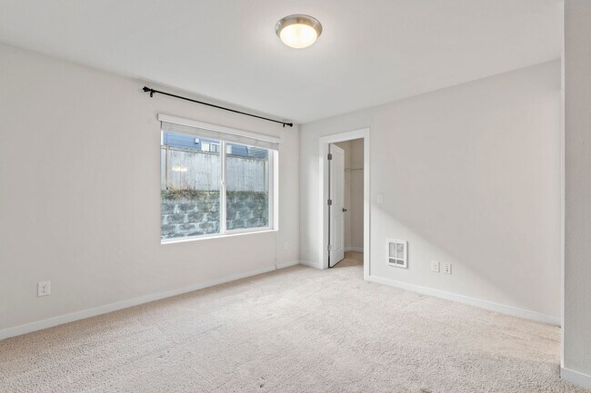 Building Photo - Newer 4 bed, 3.5 bath Townhome In Lynnwood $3295/mo.