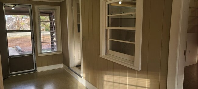 Building Photo - COMING SOON!  Lone Oak Cottage - 2 bedrm 1 bath Available - May 10th