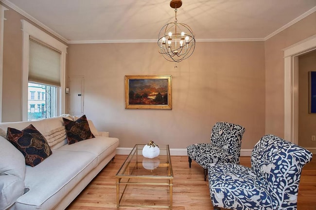 Building Photo - 3 level townhouse w 2br 2.5ba, parking spo...