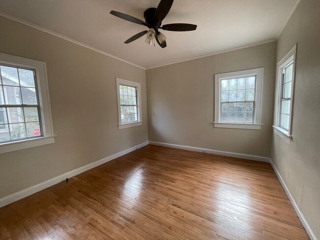 Building Photo - Highland Charmer! Come see Today!