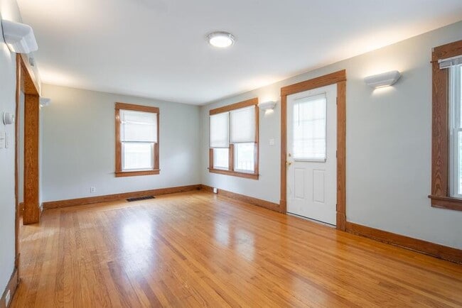 Building Photo - 614 Hoosick St