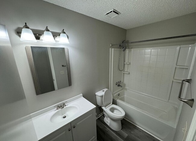 Building Photo - Spacious 2 bedroom / 1 bathroom duplex in ...