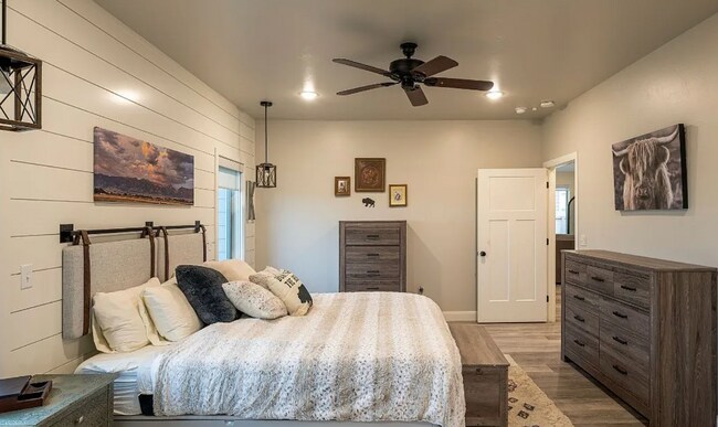 Building Photo - 3 Bedroom 2 bath house with amazing views ...