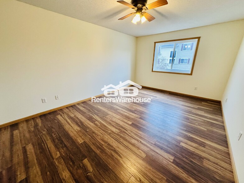Building Photo - 6808 Meadow Grass Ln S