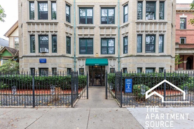 Building Photo - 4641 N Paulina St