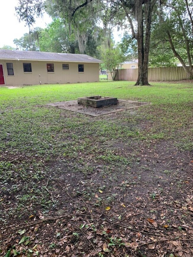 Building Photo - 3 Bed 1 Bath | Large Fenced Yard | Washer/...