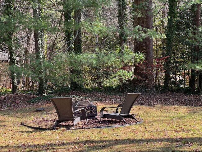 Building Photo - Black Mountain Gem Near Lake Tomahawk!