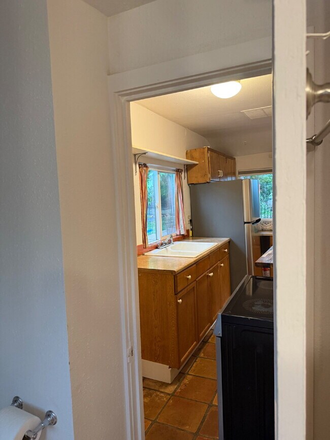 Building Photo - Beautiful and cozy 3 Bedroom 1 Bathroom Ho...