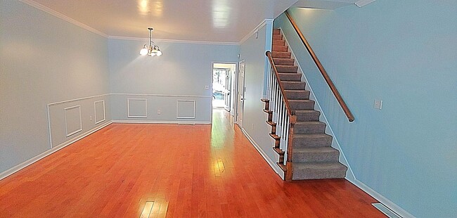 Building Photo - Spacious 2 Bedroom, 2.5 Bathroom Townhome ...