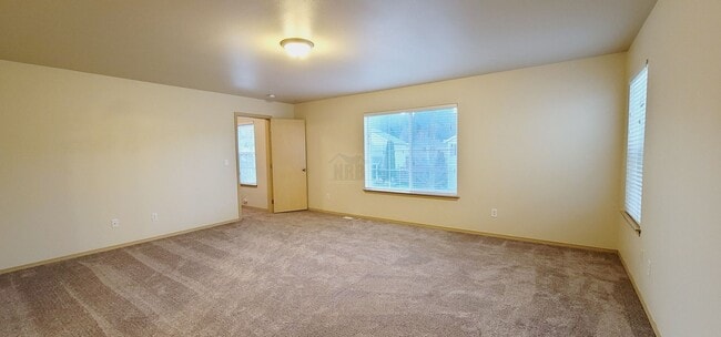 Building Photo - Absolutely Beautiful Two-story House in Si...
