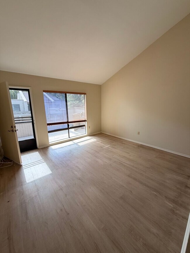 Building Photo - 2 Bed, 2 Bath Fullerton Condo For Rent w/ ...