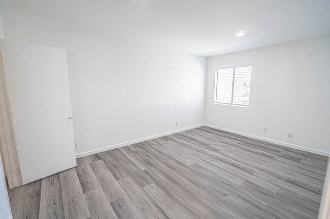 Building Photo - Remodeled 2 Bedroom Condo for Rent in Newhall!