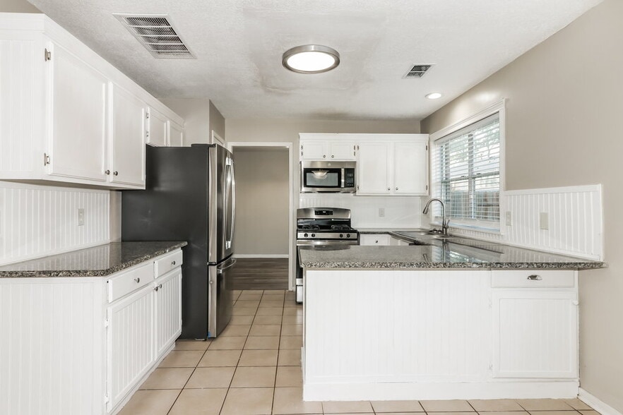 Building Photo - 18162 Holly Green Dr