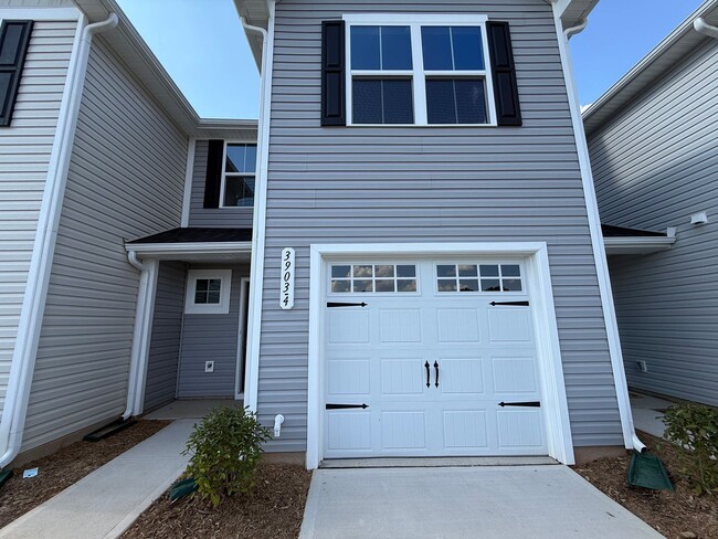 Building Photo - Modern 3-Bedroom Townhouse with Garage & P...