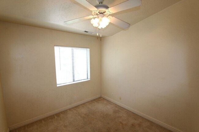 Building Photo - 1478 E Ivy Ln