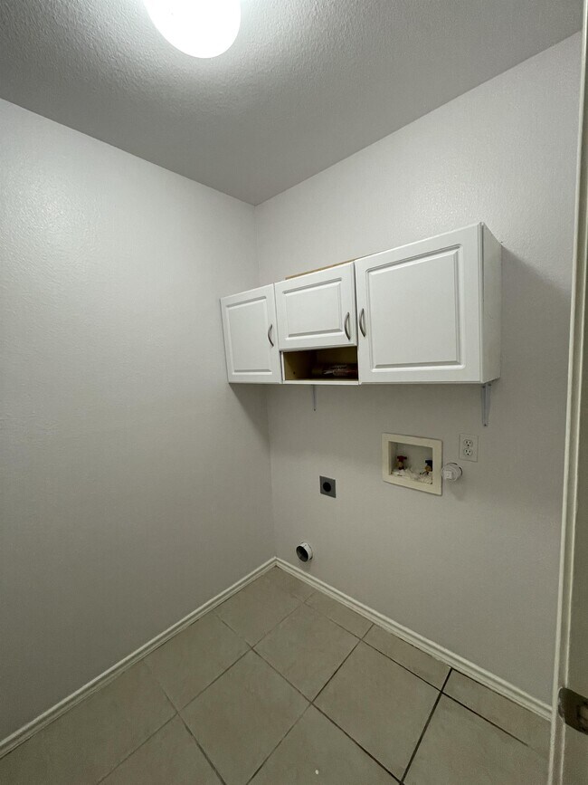 Building Photo - 6721 Dungeoness Dr