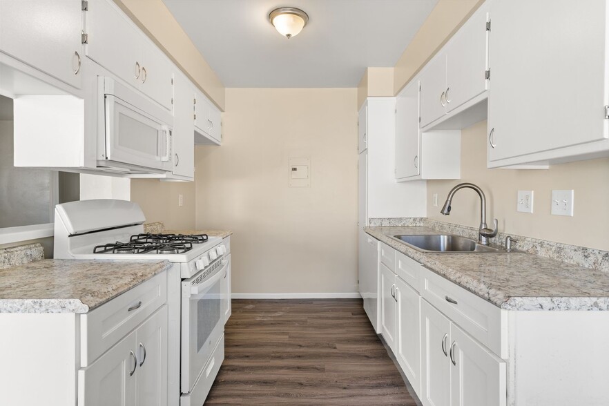 Building Photo - 811 Gardenia Ave