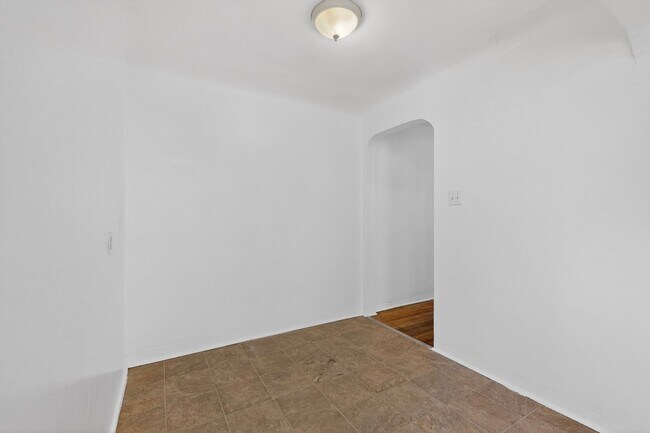 Building Photo - 1409-1409 Hazeldine Ave SE