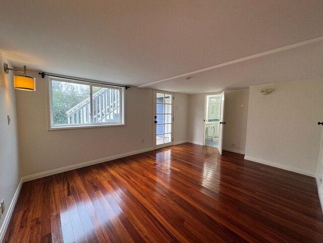 Building Photo - Stunning 2 Bedroom and 2 Bathroom Back Hou...