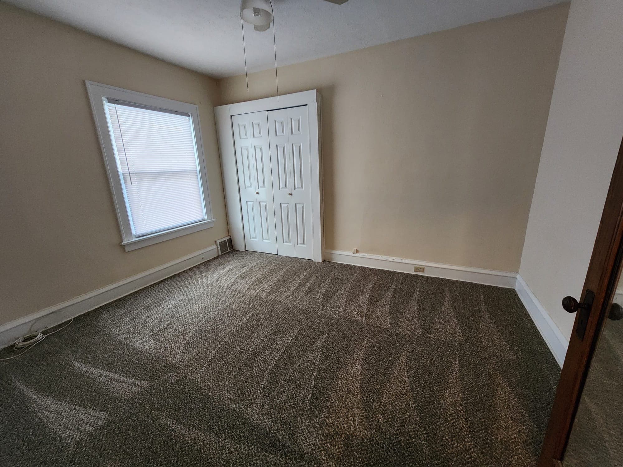 Spacious master bedroom carpeted and with a closet - 1382 Webb Rd