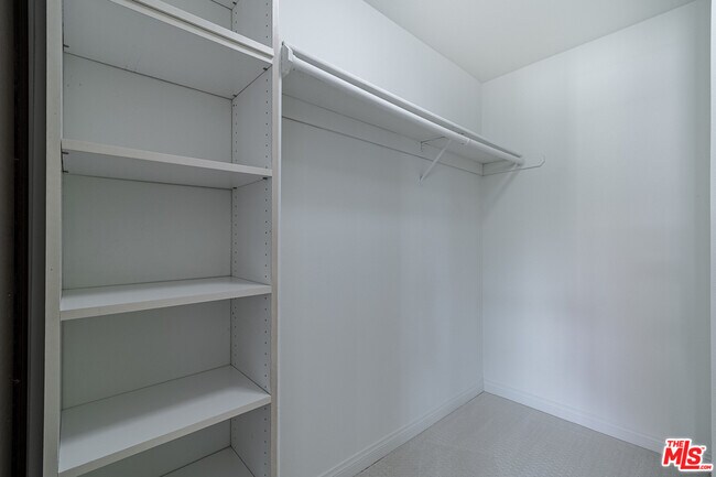 Building Photo - 723 Westmount Dr