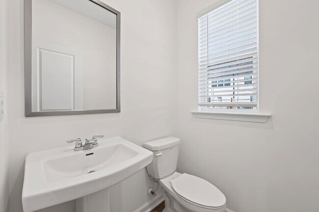Building Photo - 2730 Harrison Dr