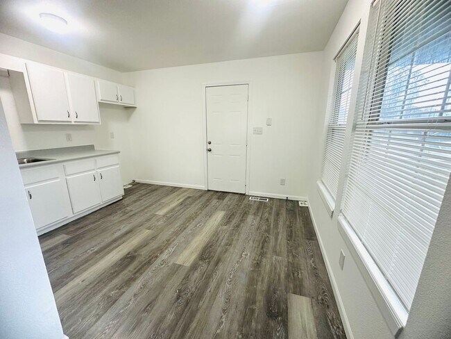 Building Photo - 746 Edgemont Ave