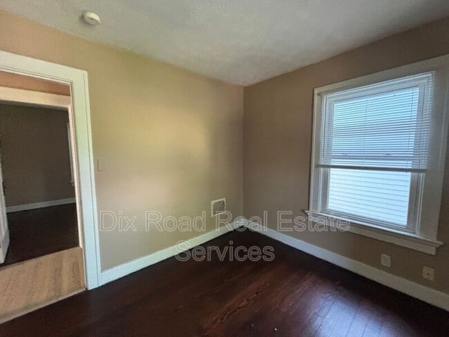 Building Photo - 217 Fernwood Ave