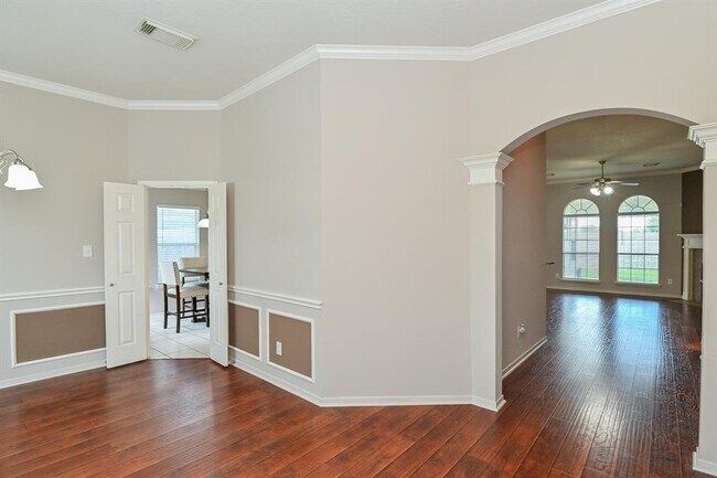 Building Photo - 7002 Bossut Dr