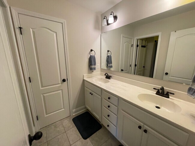 Building Photo - Stunning 5 Bed 3 Bath Home in Anderson Creek Club