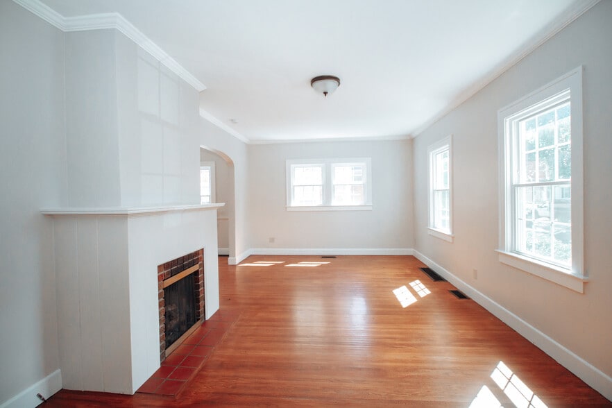 Building Photo - 3744 Bowen Rd