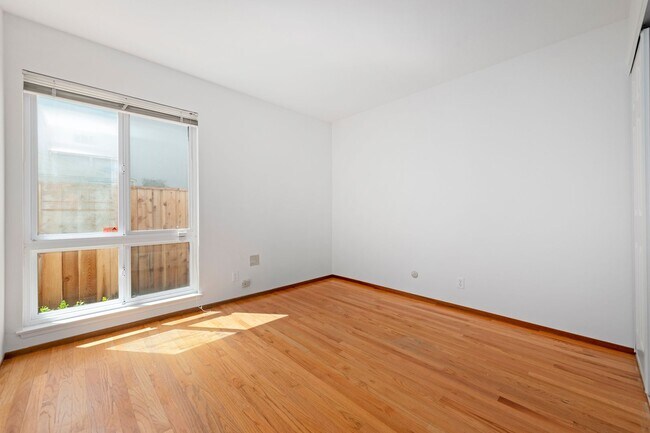 Building Photo - 5 bed/2.5 bath single family home in W. Sa...