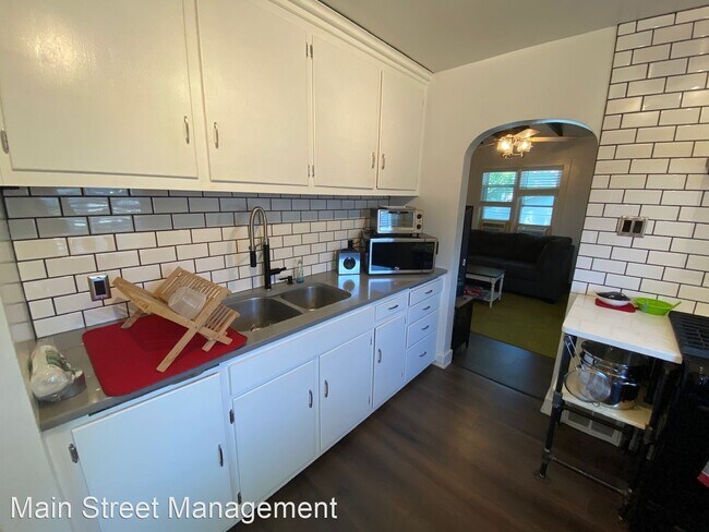 Primary Photo - 2 br, 1 bath House - 1354 E Walnut St.