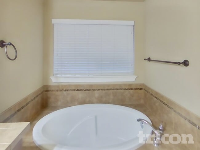 Building Photo - 4422 Logan Dr NE