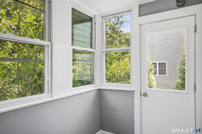 Building Photo - 275 Riverview Ave