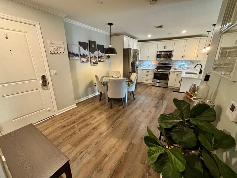 Building Photo - 34 Schoolhouse Dr