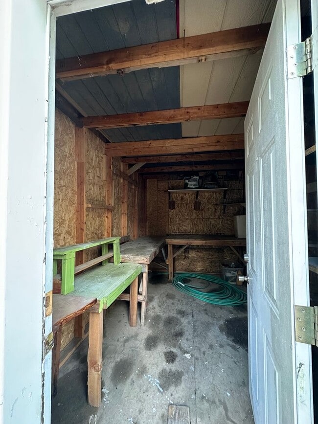 Building Photo - Adorable home in La Pine area, 1.5 acres fully fenced!!