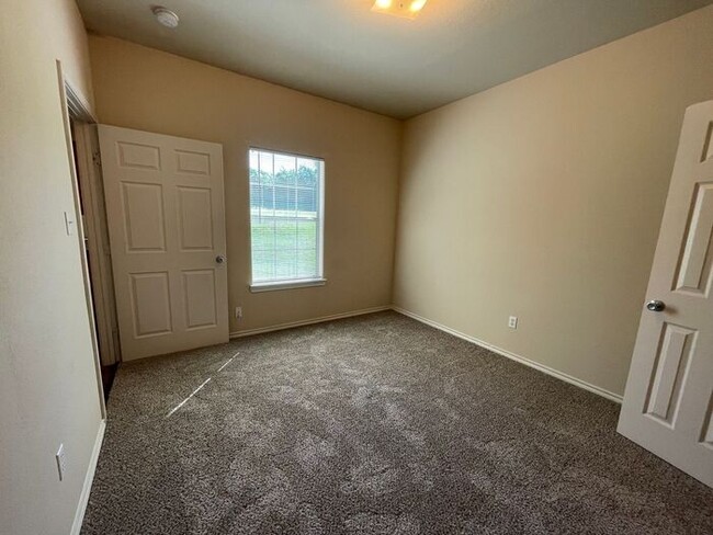 Building Photo - (( SUMMER SPECIAL!!)) Lovely 3/2 Duplex Ho...