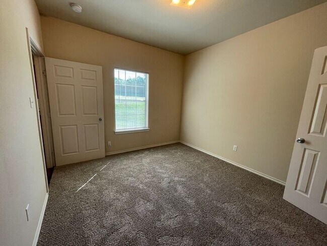 Building Photo - (((SUMMER SPECIAL!!))) Lovely 3/2 Duplex H...