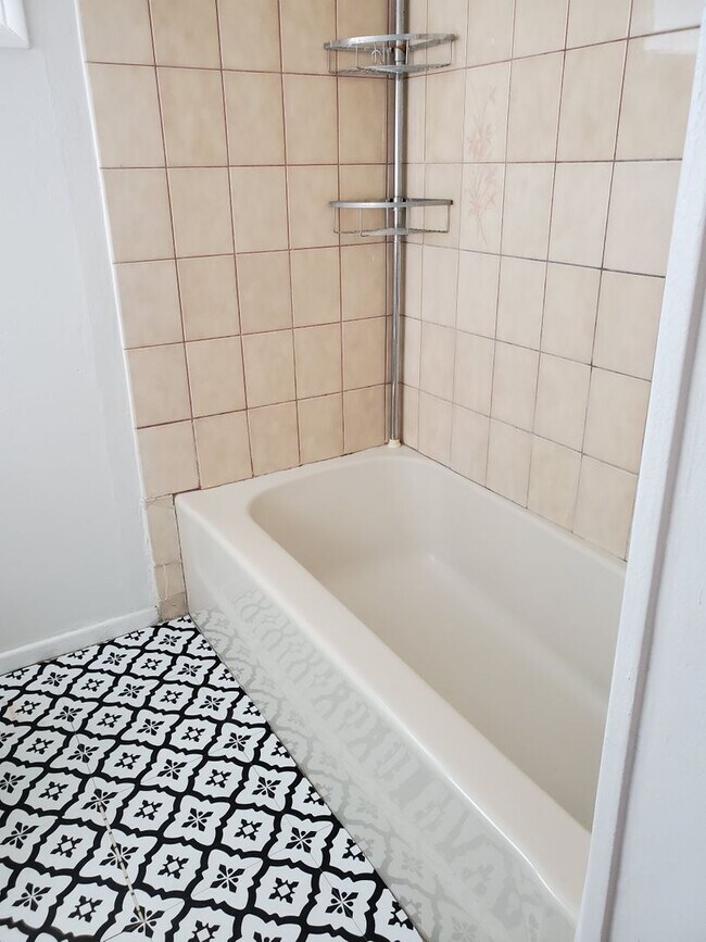 Building Photo - 3 bed/3 bath + LARGE BONUS ROOM and YARD for Assisted Living/Sober Living/Detox/Rehab Facility.