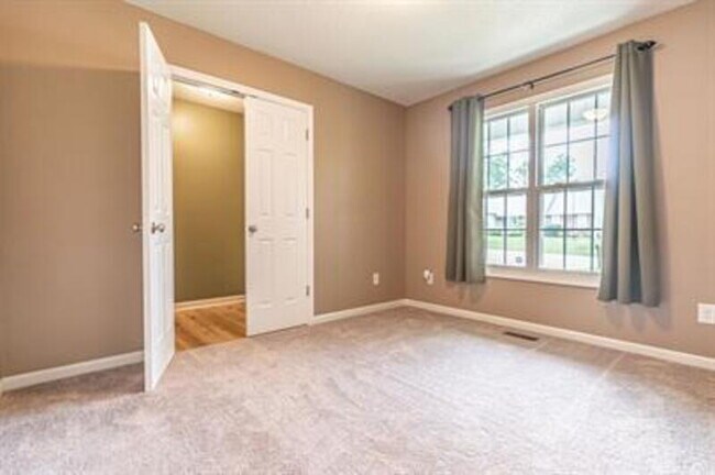 Building Photo - 428 Green Links Dr