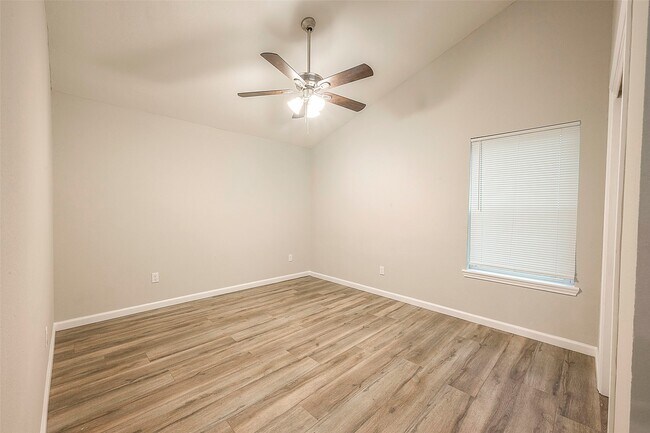 Building Photo - 5755 Heron Dr