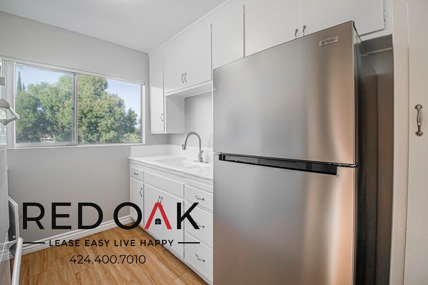 Building Photo - 15405 Vanowen St